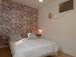 amandine lit chambres d hotes location gite gorges du tarn papier peint fleurs